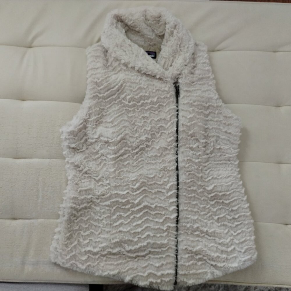 Women's MEDIUM Patagonia Fluffy Beige Vest - Picture 4 of 9